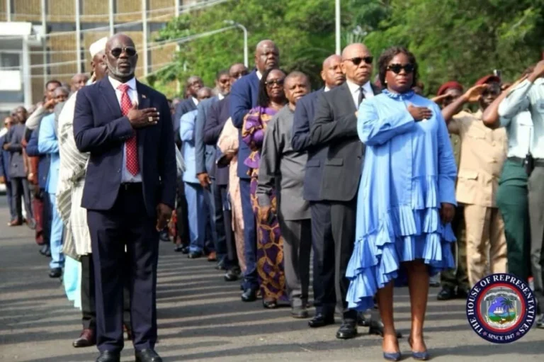 Members of both the House of Representatives and Senate on the grounds of the Capitol Building.